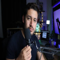 Hoe vind je de ideale mannelijke voice-over stem?